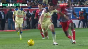 Por esta jugada de Cambindo, Necaxa también se quedaba con diez hombres.