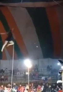 El compañero de la acróbata no se percató a tiempo de lo sucedido, por lo que no pudo hacerse nada para evitar la tragedia.