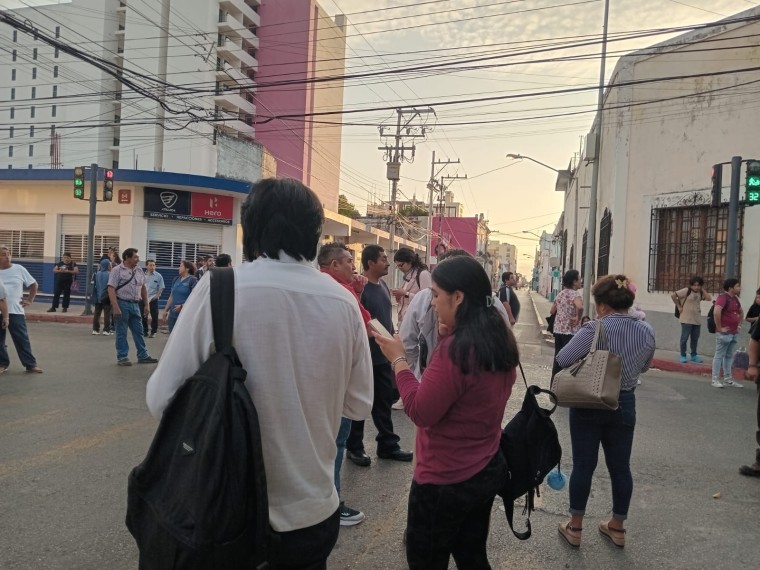 Denuncian ciudadanos desorden en las paradas de Mérida por calles cerradas