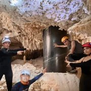 Exhiben cuevas con impactantes pilares de acero y cemento que atraviesan las estalactitas y el agua cristalina del Tren Maya