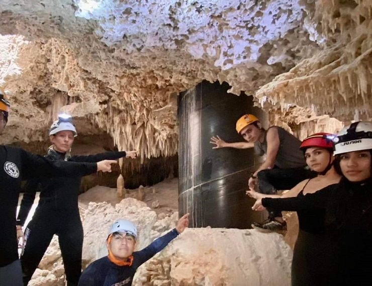 Exhiben cuevas con impactantes pilares de acero y cemento que atraviesan las estalactitas y el agua cristalina del Tren Maya