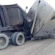 Fuerte choque en la Mérida-Campeche involucrando un tráiler, un vehículo Jetta y una camioneta