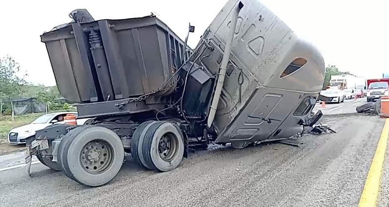 Fuerte choque en la Mérida-Campeche involucrando un tráiler, un vehículo Jetta y una camioneta