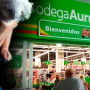 Vídeo: Mujer se quita la ropa en supermercado tras ser acusada de robar