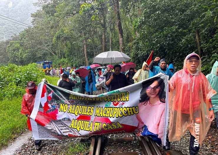 Evalúan cierre de Machu Picchu por protestas en contra de lo que perciben como la "privatización" de la venta de entradas