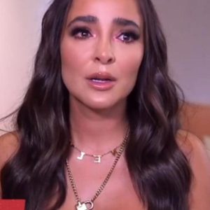 Con una auténtica tristeza Manelyk González explicó el problema que tiene en uno de sus ojos tras una cirugía estética. 