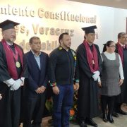 Marx Arriaga, responsable de libros de texto de la SEP, recibe doctorado honoris causa “patito”