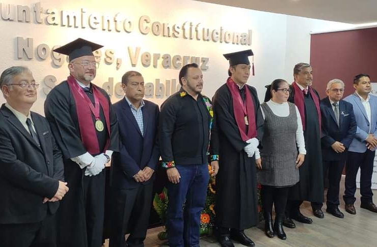 Marx Arriaga, responsable de libros de texto de la SEP, recibe doctorado honoris causa “patito”