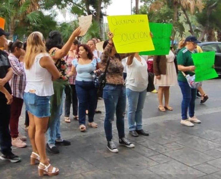 Protestan estudiantes y familiares por anunciado cierre de la escuela Alianza