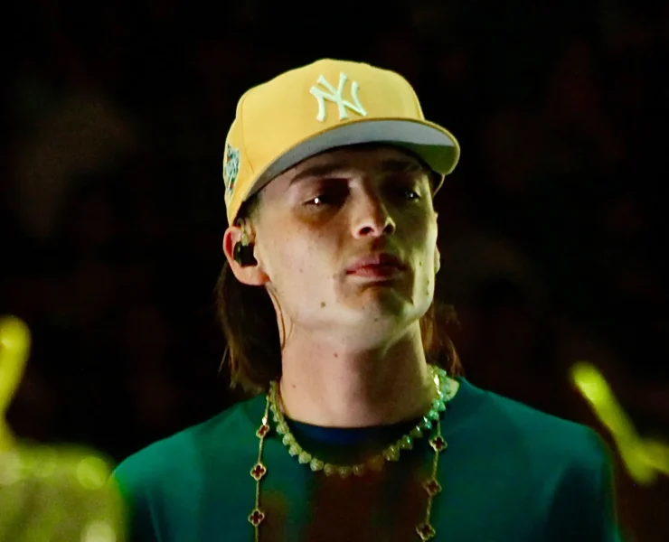 Violinista toca Ella Baila Sola