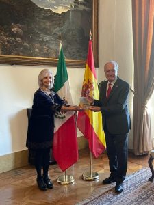 El evento fue presentado por la periodista Isabel Gómez Fuentes que fue llamando, uno por uno, a los galardonados en esta primera edición.