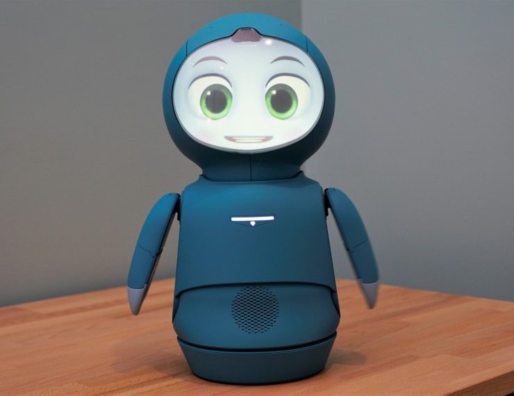 Robot con IA lee cuentos