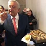 AMLO corta rosca de reyes con reporteros de la fuente