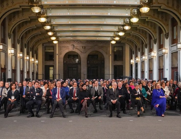 Llama AMLO a defender a México en el Exterior, tras reunión con Cónsules y embajadores en Palacio Nacional