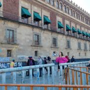 Con pintas en Palacio Nacional, exigen activista de Comunidad Trans, justicia y Ley Integral Trans