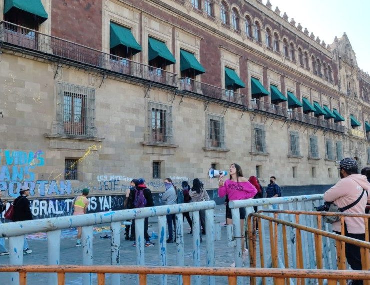Con pintas en Palacio Nacional, exigen activista de Comunidad Trans, justicia y Ley Integral Trans