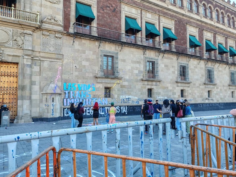 Con pintas en Palacio Nacional, exigen activista de Comunidad Trans, justicia y Ley Integral Trans