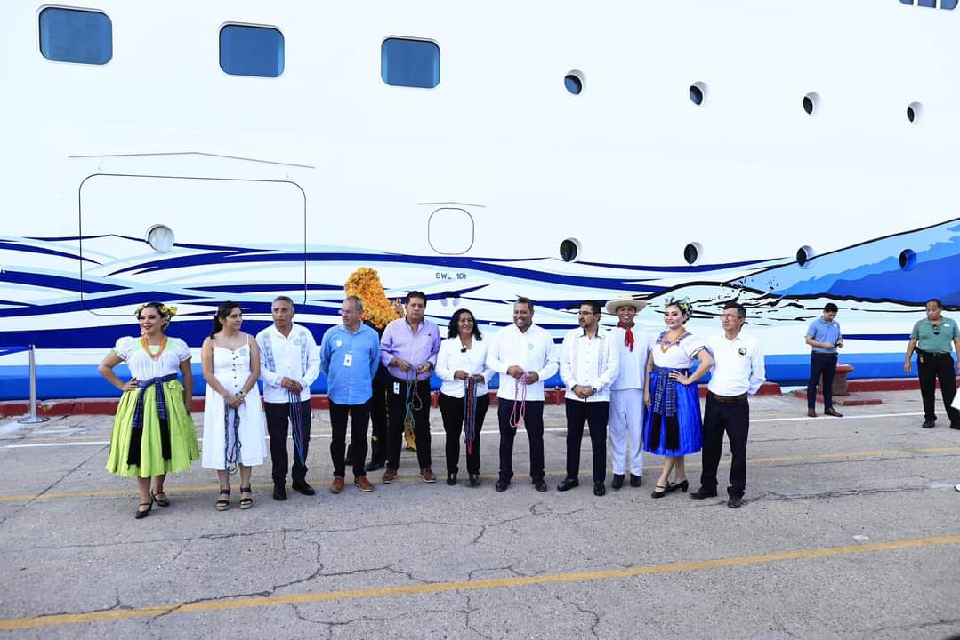 Llega a Acapulco el primer crucero la bienvenida oficial fue brindada por autoridades municipales y estatales