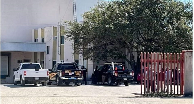 El trabajador se hallaba sobre una lámina de plástico no pudo soportar su peso