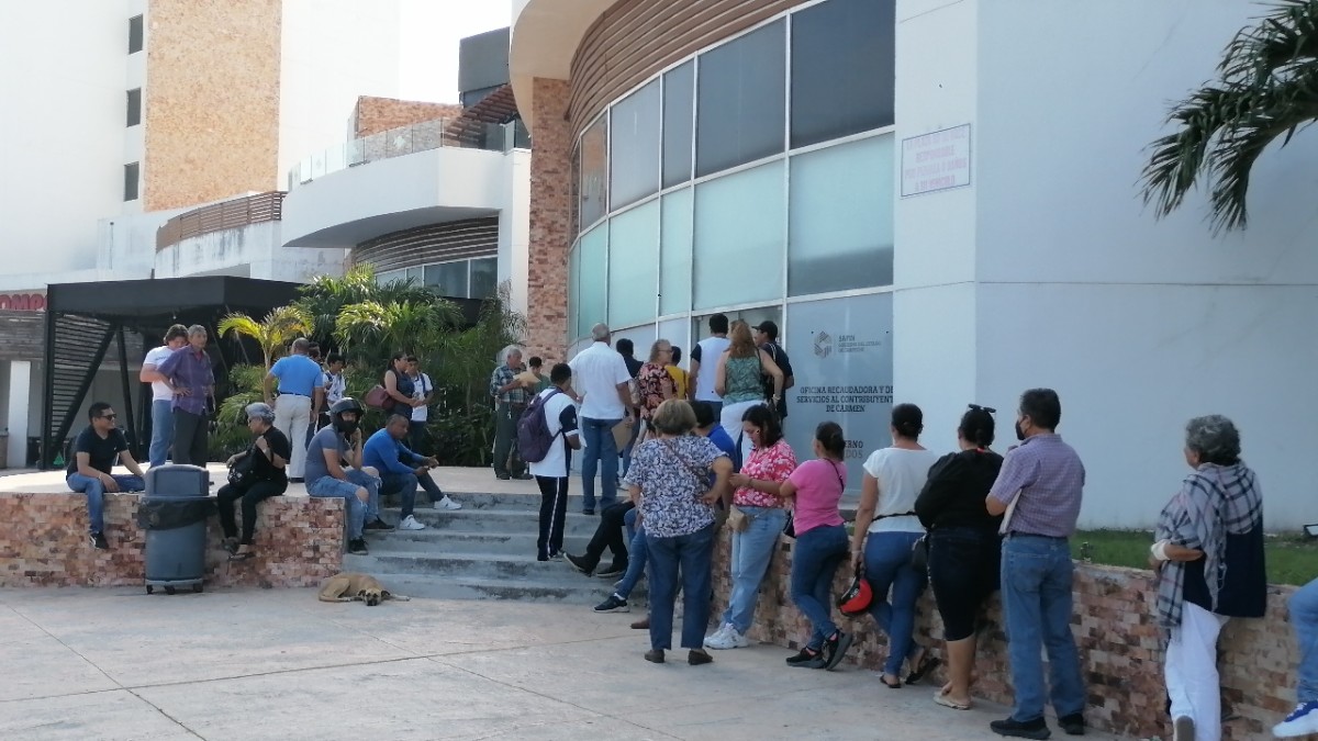 Largas filas para el pago de refrendo vehicular en Ciudad del Carmen