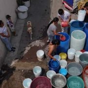 Desabasto de agua en CDMX desencadenada por los bajos niveles en el sistema Cutzamala