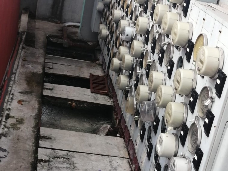 Peligro drenajes sin tapas en el mercado de Ciudad del Carmen