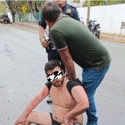 Los clientes cansados de las constantes evasivas y pretextos de la financiera golpean a presunto estafador de autos