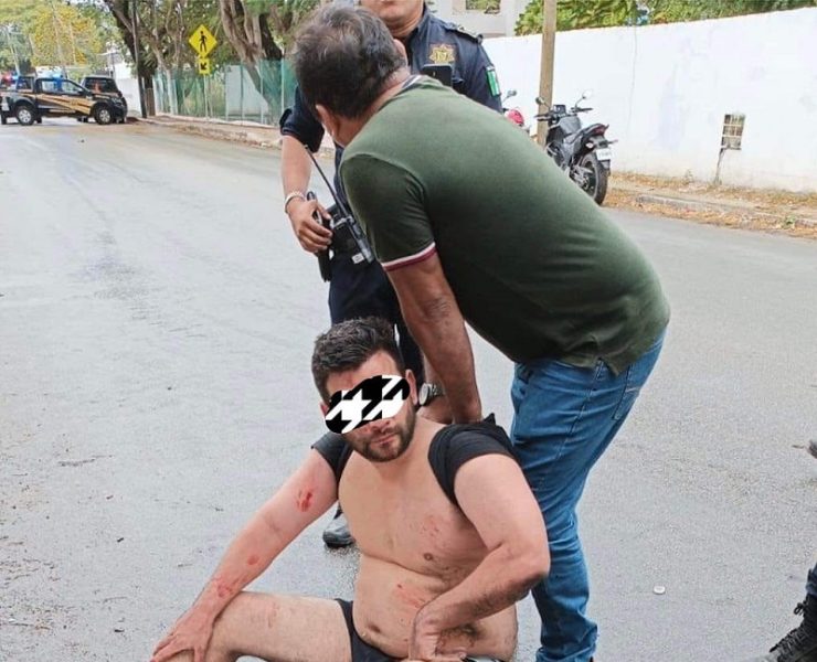 Los clientes cansados de las constantes evasivas y pretextos de la financiera golpean a presunto estafador de autos