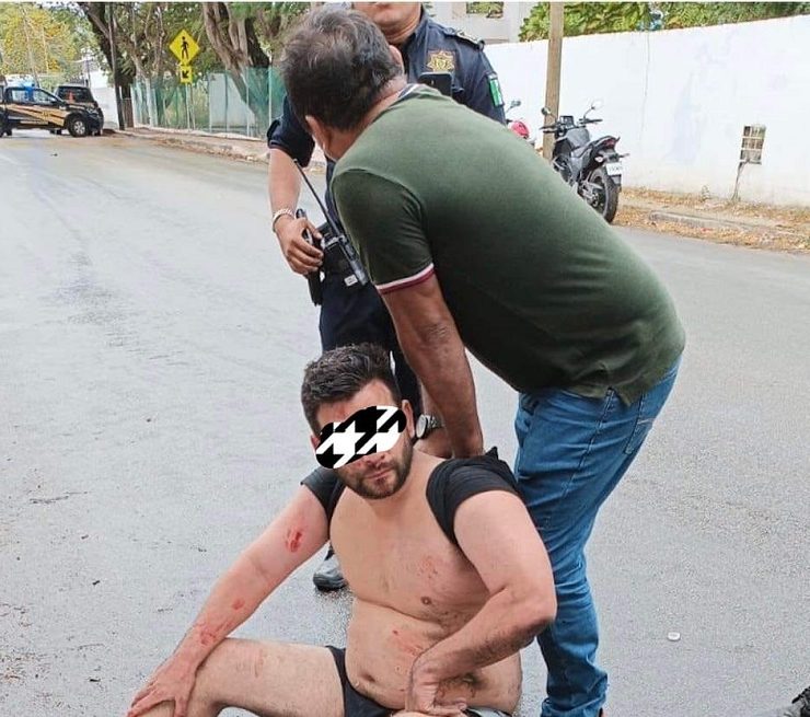 Los clientes cansados de las constantes evasivas y pretextos de la financiera golpean a presunto estafador de autos