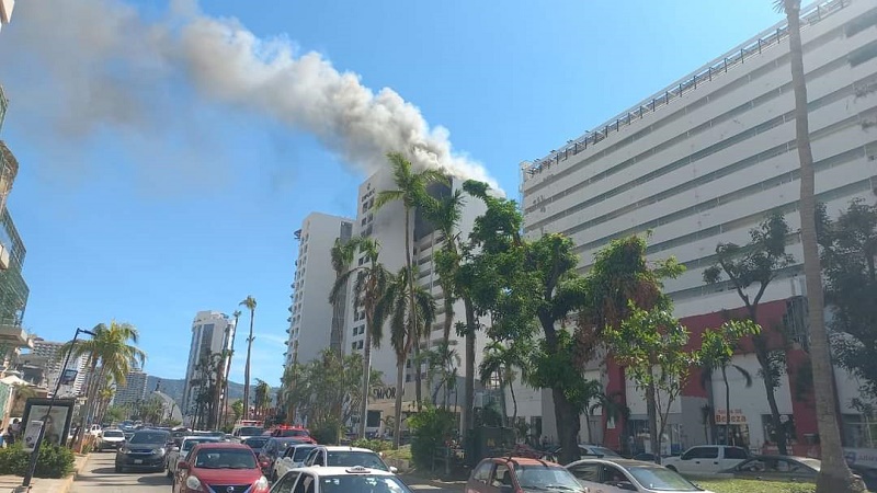 El hotel Emporio de Acapulco se vio envuelto en un caos repentino cuando un incendio se desató en la parte alta