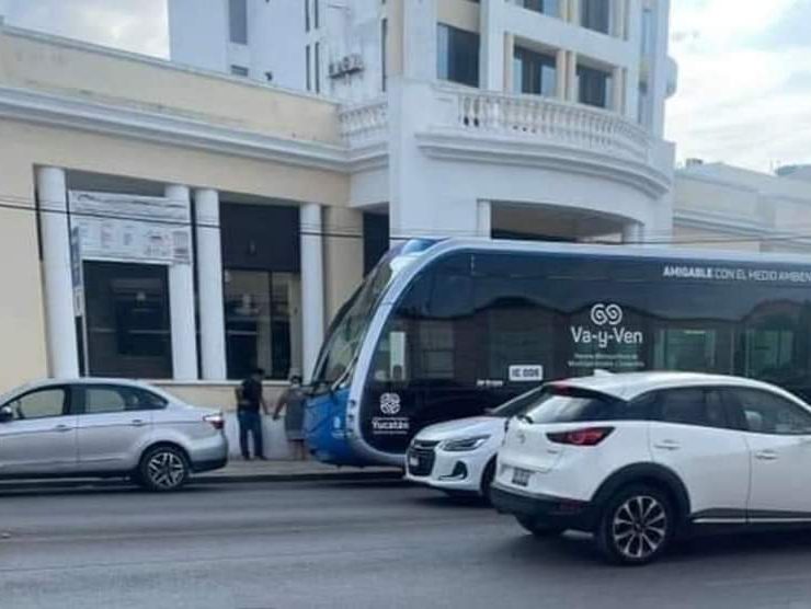 Choca un Ie-Tram en la avenida Pérez Ponce solo fue un leve golpe