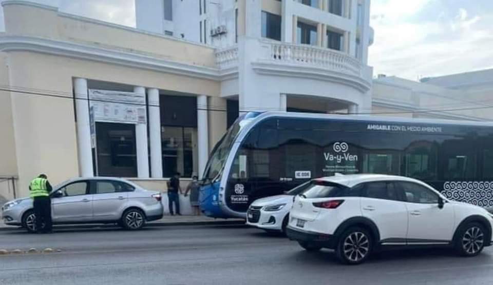 Choca un Ie-Tram en la avenida Pérez Ponce solo fue un leve golpe
