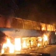 Queman vehículos en Macuspana y dejan mensajes amenazantes