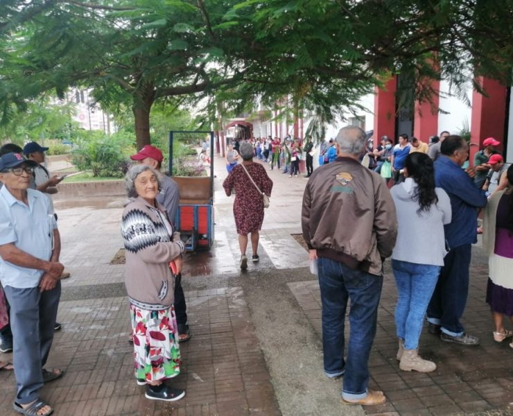 Tabasqueños abarrotan módulos del INE en el último día para tramitar la credencial