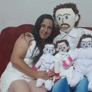 Una mujer se casó con un muñeco de trapo y ahora dice que su vida es complicada tras tener “hijos”