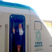 Primera mujer maquinista del Tren Maya destaca como la única mujer entre los 25 militares encargados de operar este proyecto