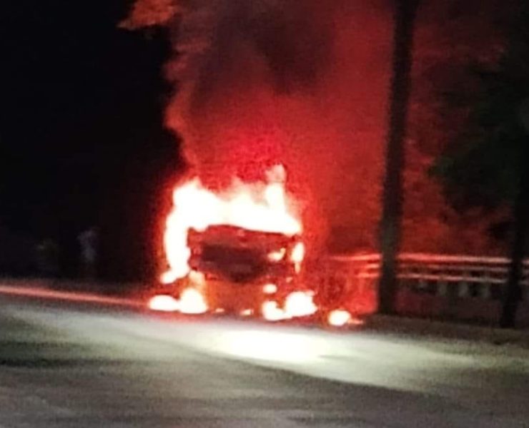 Sigue violencia en Tabasco, hombres armados queman tres vehículos en Teapa