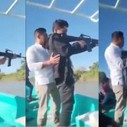 Graban a funcionario de Jonuta, prestar un arma a un joven para practicar tiros