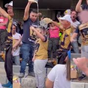 Bautizan con cerveza a un menor de edad, en un estadio del fútbol mexicano