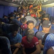 En un autobús de turismo fueron localizados 182 migrantes