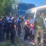 Los migrantes, los choferes de ambos autobuses fueron detenidos como parte del procedimiento