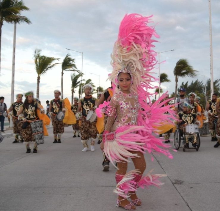 Chicas brasileiras en los bandos de carnaval de Ciudad del Carmen