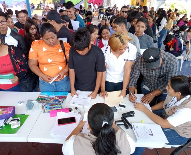 Inconformidad en la entrega de becas Benito Juárez