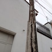 Peligro poste de la CFE a punto de colapsar