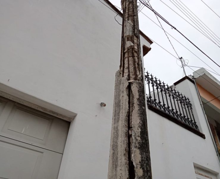 Peligro poste de la CFE a punto de colapsar