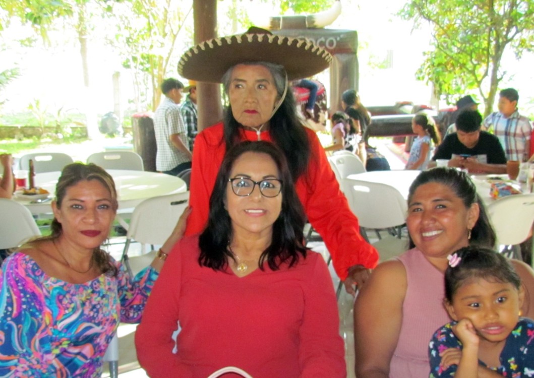 cumpleaños de la abuelita Boni y el nieto Iker