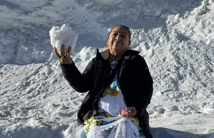 La señora, cariñosamente conocida como "Mamá morena", experimentó por primera vez la maravilla de la nieve durante su visita a Estados Unidos
