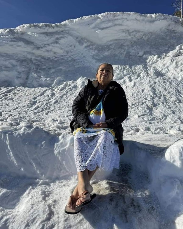 , Mamá morena aparece radiante y sonriente, ataviada con el tradicional huipil yucateco, mientras disfruta del manto blanco de la nieve