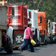 Acusa “propósitos politiqueros” AMLO en para Nacional de Transportistas