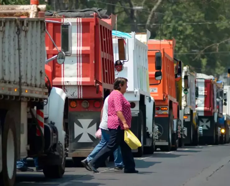 Acusa “propósitos politiqueros” AMLO en para Nacional de Transportistas